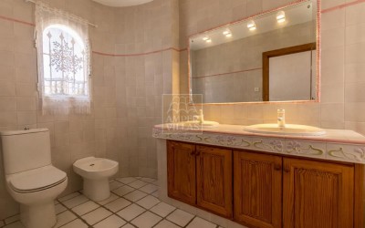 Chalet dividido en 2 viviendas independientes en El Albir.